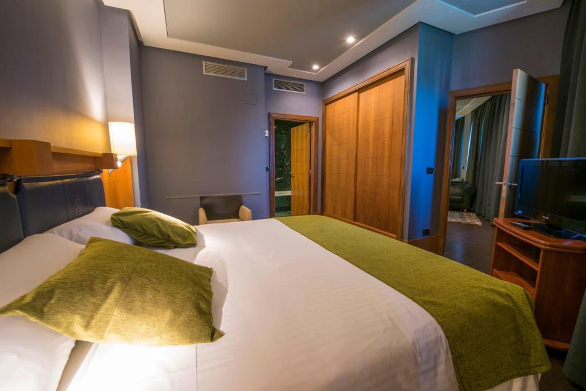 Gran Hotel Lakua ビトリア・ガステイス エクステリア 写真 A bedroom at the hotel