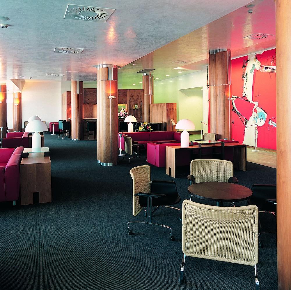 Gran Hotel Lakua ビトリア・ガステイス エクステリア 写真 The lounge at the airport