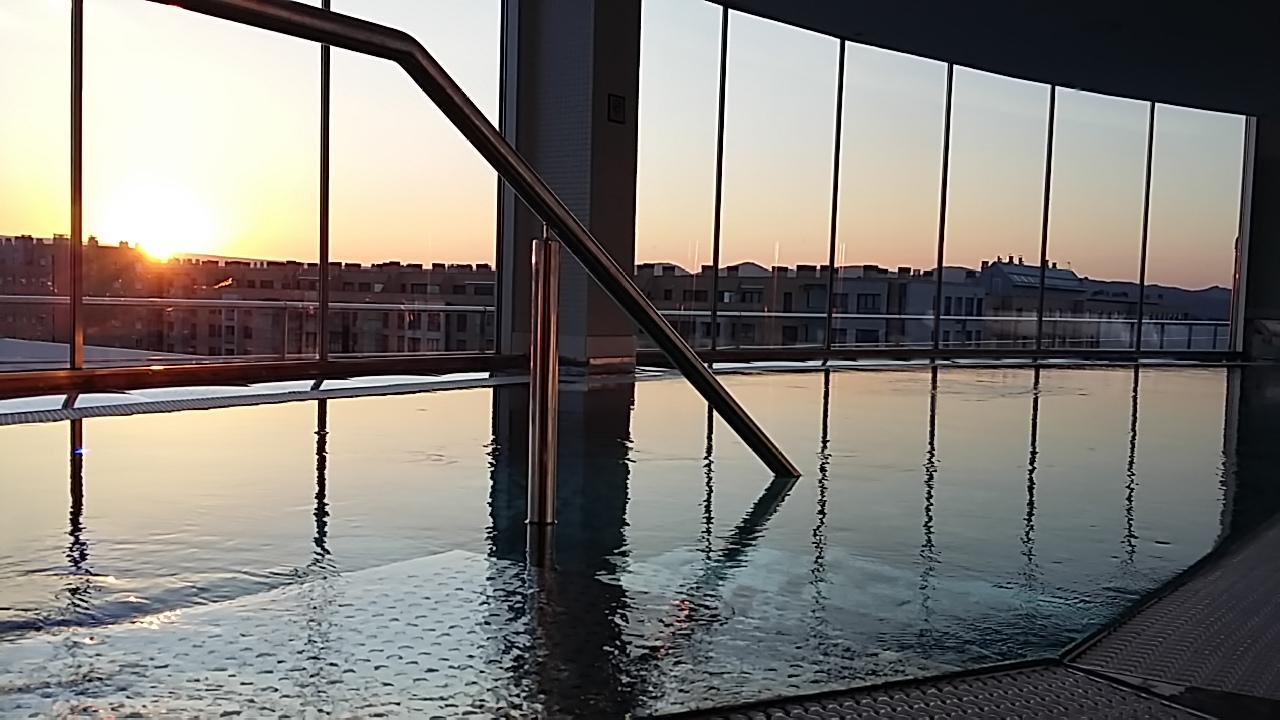 Gran Hotel Lakua ビトリア・ガステイス エクステリア 写真 The rooftop pool at the hotel