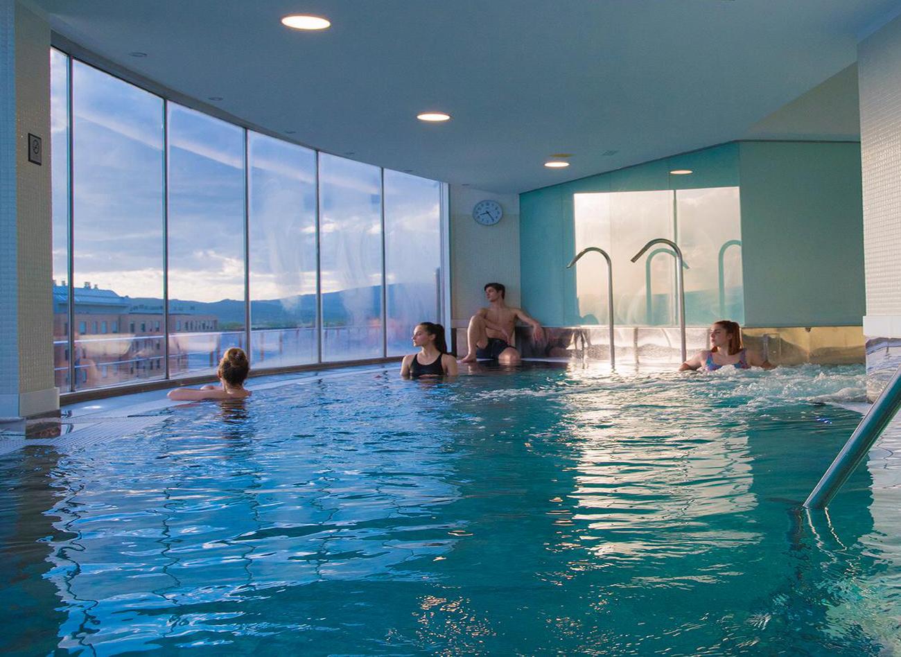 Gran Hotel Lakua ビトリア・ガステイス エクステリア 写真 The thermal pool at the Grand Hotel