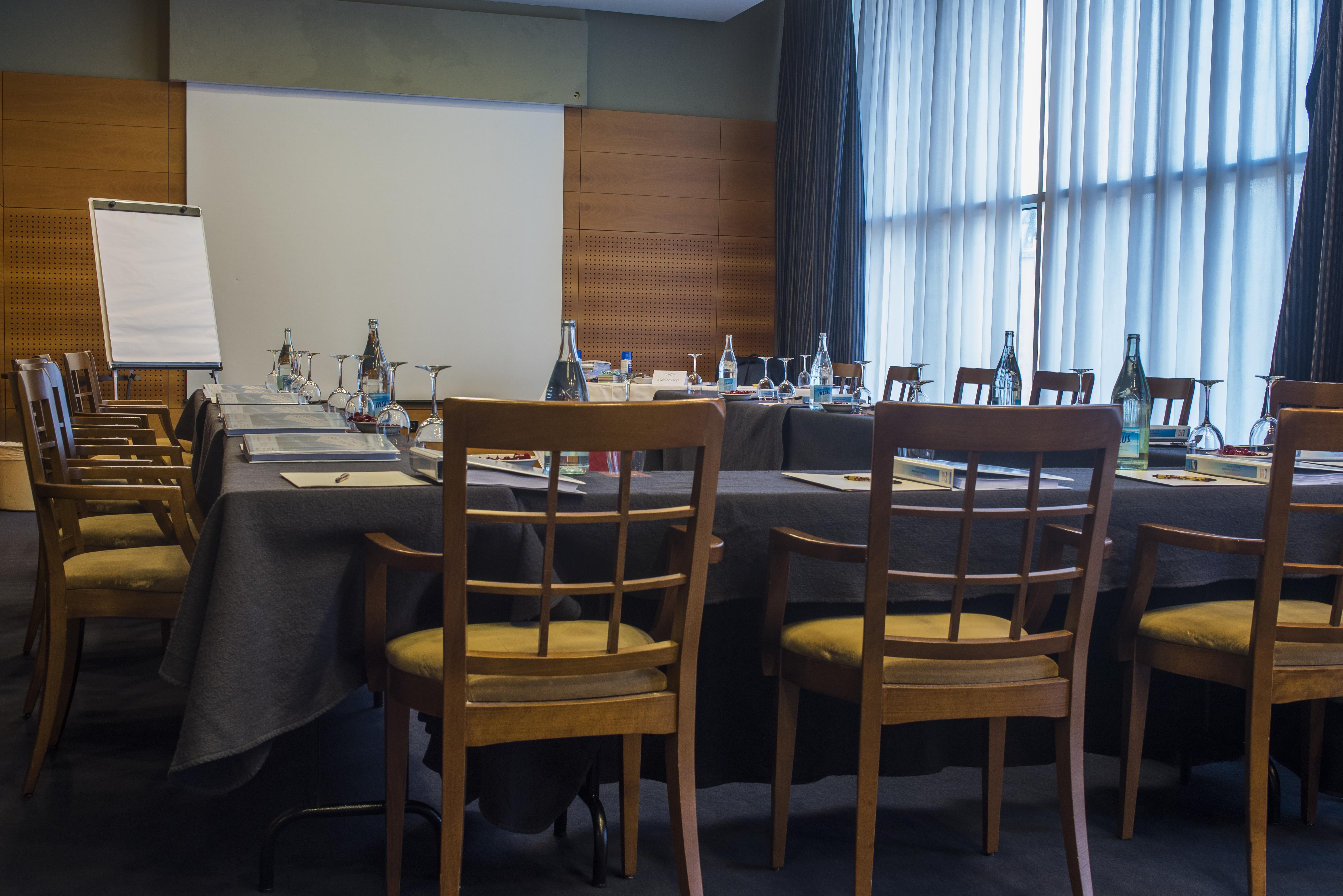 Gran Hotel Lakua ビトリア・ガステイス エクステリア 写真 A meeting room at the hotel